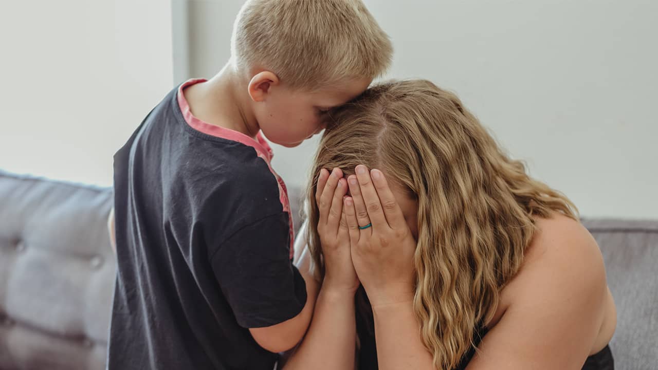 آیا گریه کردن والدین جلوی کودکان کار درستی است